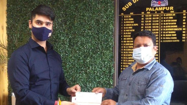 कोरोना के बीच बुड्ढा मल ज्वेलर्स का सराहनीय कदम, 51 हजार का चेक किया भेंट