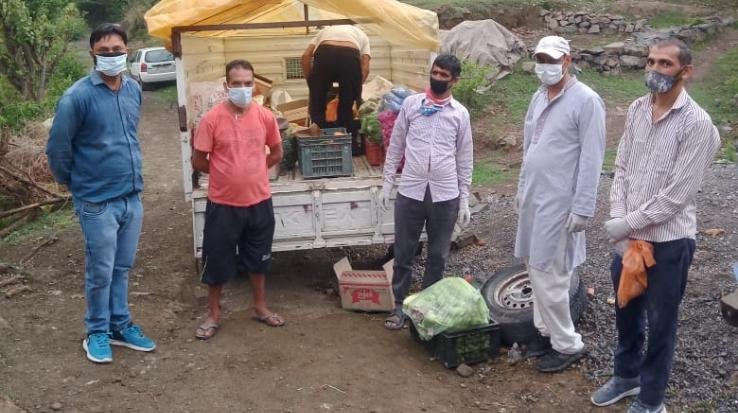 दाड़लाघाट :संक्रमितों और गांव के अन्य लोगों को घर द्वार पर ही आवशयक वस्तुएं करवाई जा रही उपलब्ध 