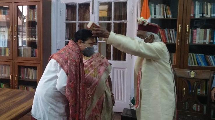 अंतरराष्ट्रीय नर्स दिवस पर राज्यपाल ने किया नर्स को सम्मानित