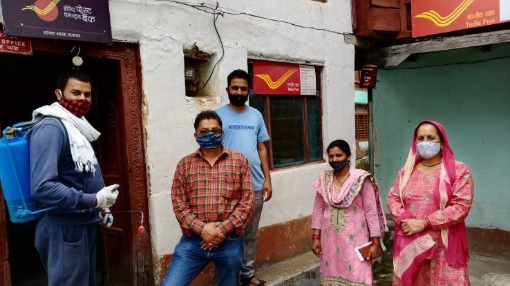  दाड़लाघाट : कोविड-19 संक्रमण की रोकथाम के लिए सार्वजनिक स्थानों को किया गया सेनिटाइज़