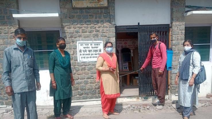 ग्राम पंचायत कुंहर की प्रधान निशा ने पंचायत के हर गांव को करवाया सैनिटाइज