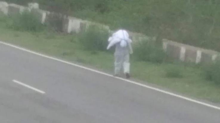 no-one-helped-in-the-funeral-of-the-mother-the-son-reached-the-cremation-ground-on-the-shoulder-of-the-body-alone