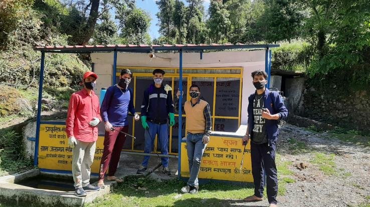   दानोघाट के युवा मंडल द्वारा कराड़ाघाट सहित अन्य जगहों को किया गया सेनिटाइज 