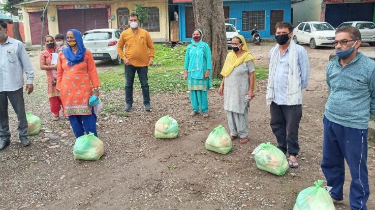 राजेंद्र राणा ने संस्था के स्वयंसेवियों की पीठ थपथपाई , गरीब तबके की  मदद के लिए सभी सामाजिक संस्थाओं को आगे आने का किया आह्वान