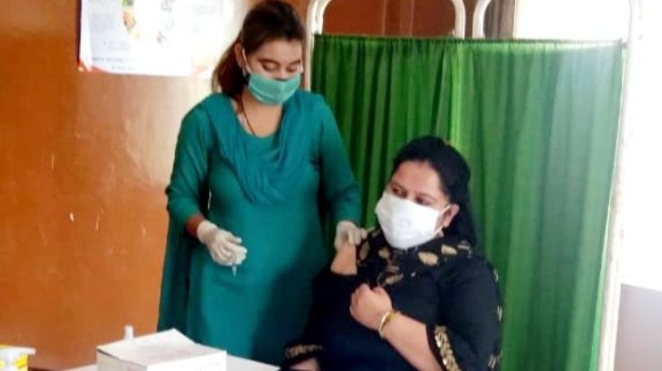 कुनिहार : सिविल हॉस्पिटल में 94 युवाओ को  लगाया गया कोविड वेक्सिनेशन टिका