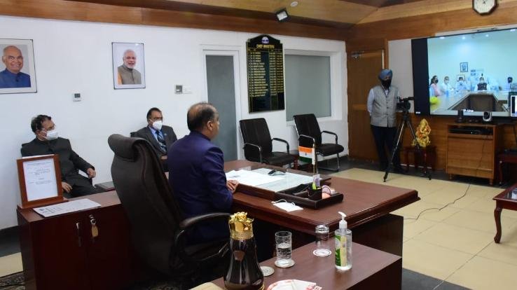 मुख्यमंत्री ने जीवनरक्षक उपकरणों की खेप को हरी झण्डी दिखाकर रवाना किया