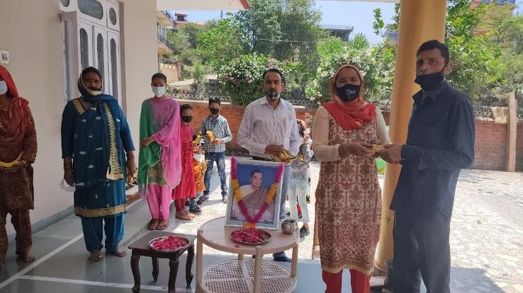 दाड़लाघाट में राजीव गांधी की पुण्यतिथि पर दी गई श्रद्धांजलि, कुनिहार बीडीसी अध्यक्ष रही मौजूद