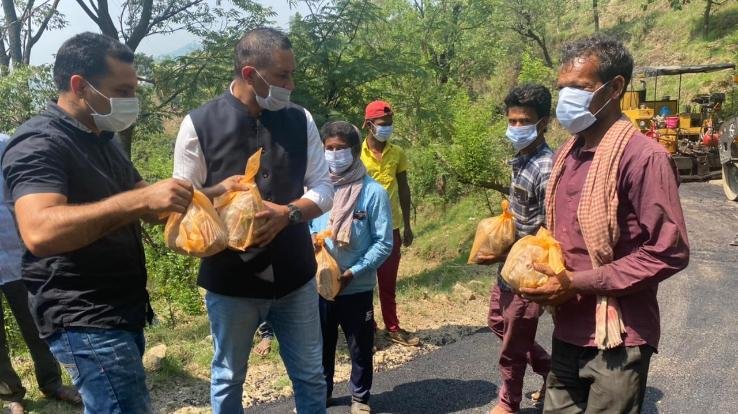 पूर्व प्रधानमंत्री राजीव गांधी की पुण्यतिथि पर युवा कांग्रेस ने जरूरतमंद लोगों को राशन किया वितरित