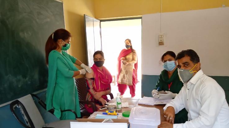 कुनिहार के जुबला में वैक्सीनेशन लगवाने के लिए युवाओ में दिखा भारी जोश  