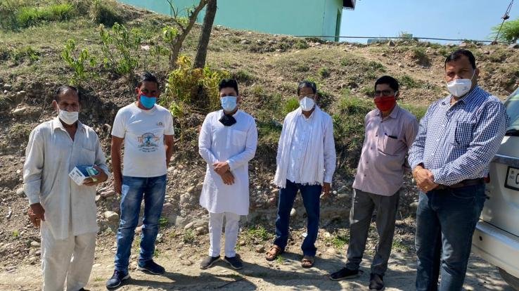 ओल्ड बमसन के 18 बूथों पर अभिषेक ने की आक्सीमीटर के साथ आक्सीजन कंसन्ट्रेटर की व्यवस्था