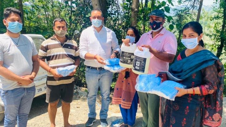 Mask and hand sanitizer distributed in Sarkaghat on the death anniversary of Pandit Jawaharlal Nehru