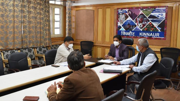 Kinnaur: Deputy Commissioner Hemraj Bairava holds a meeting with the head of the Gram Panchayats through CoronA on a virtual basis.