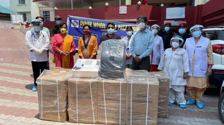 Palampur: 10 Oxygen Concentrators handed over to SDM by Innerwheel Club