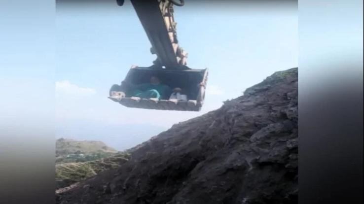 Karsog: Health Department team reached Sarteyola after sitting in JCB's bucket, know what is the whole matter