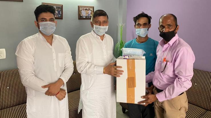 सुजानपुर विधायक राजेंद्र राणा महामारी के दौरान कर रहे पीड़ितों की मदद