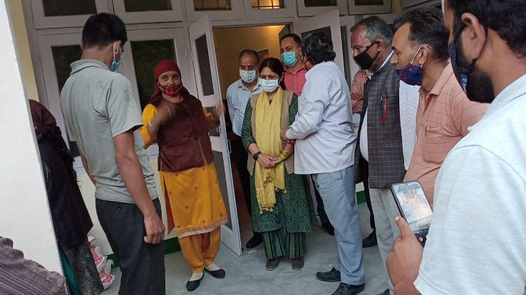 डॉक्टर साधना ठाकुर ने गांव गांव जा कर लोगों को कोरोना महामारी के प्रति किया जागरूक 