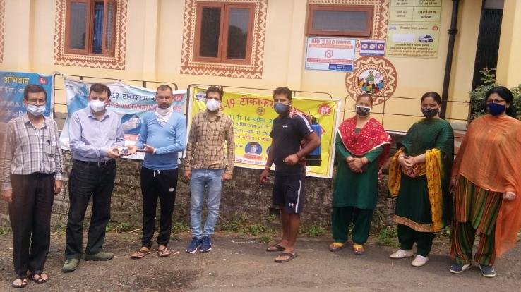 कुनिहार : ग्राम पंचायत धुन्दन समिति के उपाध्यक्ष मनोहर लाल ने पूरी पंचायत को करवाया सेनेटाइज़ 