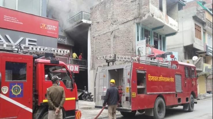 Fire in three-storey building in Kullu, loss of about one lakh