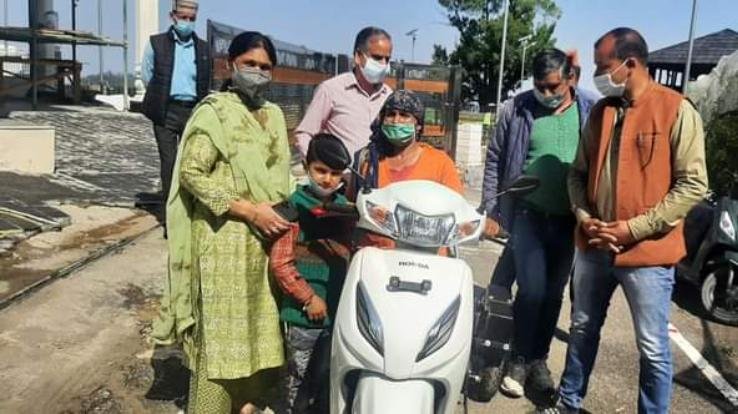 सिराज: तुंगाधार की अपंग महिला पवना कुमारी को मुख्यमंत्री जयराम ठाकुर की पत्नी ने स्कूटी की भेंट