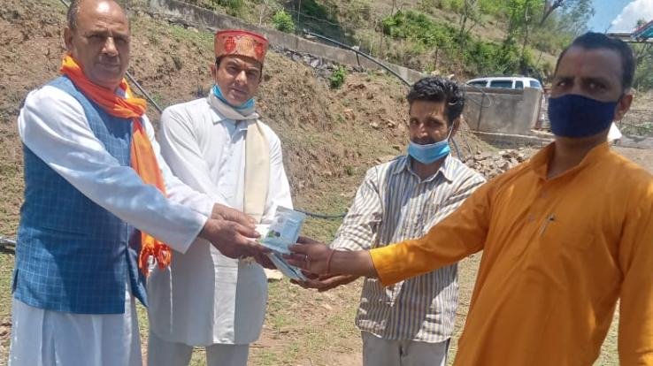  विश्व हिंदू परिषद के कार्यकर्ताओं ने दाड़ला के कई स्थानों में किया सेनेटाइज़ 