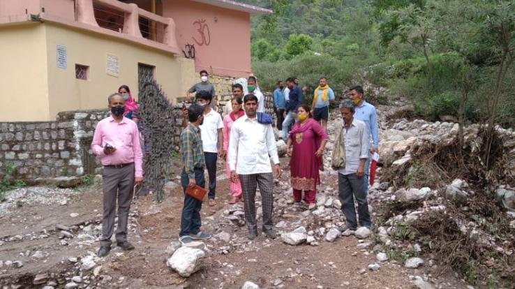 ग्राम पंचायत मांगल में दो दिन पूर्व आसमान से बरसी आफत के कारण लोगो का भरी नुकसान