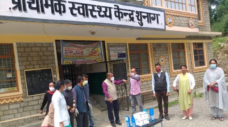 मंडी : सिराज के प्राथमिक स्वास्थ्य केंद्र थुनाग में  N95 मास्क व सेनीटाइजर किए गये वितरित। 