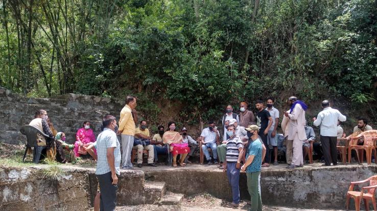 कुनिहार : जाबल झमरोट ग्रामवासियों ने पानी की समस्याओं को लेकर सौंपा मांग पत्र 