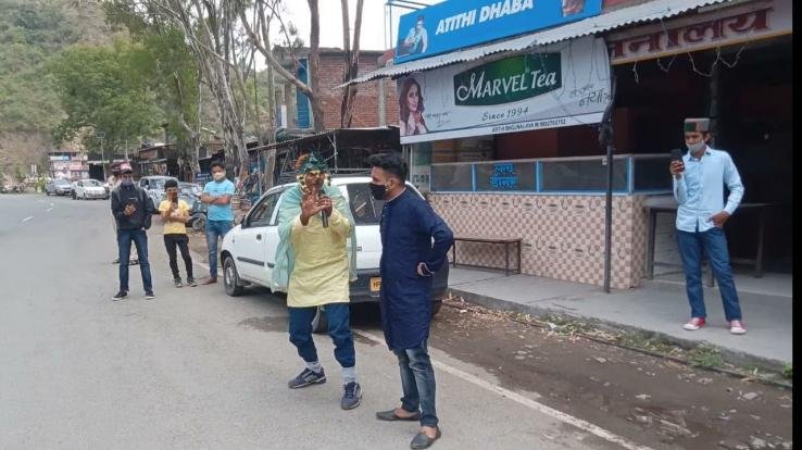 सोलन : कलाकारों ने नुक्कड़ नाटक के माध्यम से दिया कोविड-19 से बचाव का संदेश