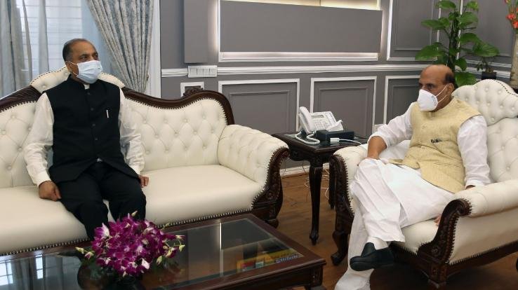 मुख्यमंत्री ने रक्षा मंत्री से राज्य की विभिन्न विकासात्मक परियोजनाओं के बारे में की चर्चा