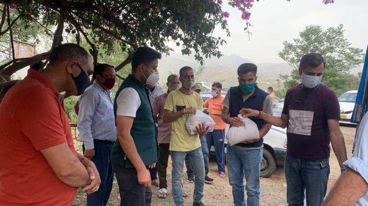 शिमला : सुनील उपाध्याय एजुकेशनल ट्रस्ट आया आगे जुब्बड़हट्टी टैक्सी यूनियन को वितरित की राशन सामग्री