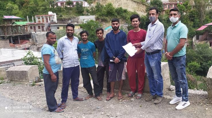 वन खंड अधिकारी दानोघाट ने तेंदुए के आतंक से सावधानियां बरतने की हिदायत दी