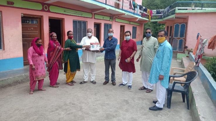 दाड़लाघाट :भाजपा नेता रत्न सिंह पाल ने वितरित कि होम आइसोलेशन किट 