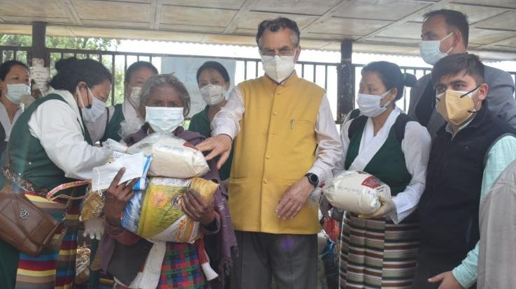 शिमला :शहरी विकास मंत्री सुरेश भारद्वाज ने रिजिनल तिब्बतियन वूमेन एसोसिएशन की ओर से  किया ज़रूरतमंद लोगों को राशन वितरित