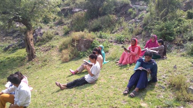 hildren deprived of education due to lack of internet service in Gram Panchayat Saryanj