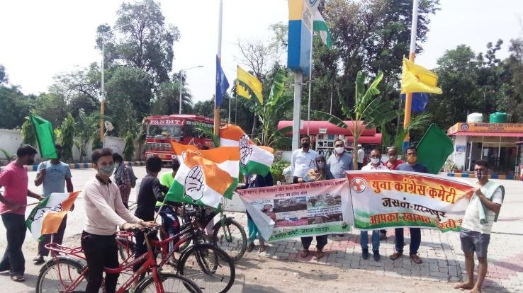 डीजल-पेट्रोल की बढ़ती कीमतों को लेकर सड़को पर कांग्रेस