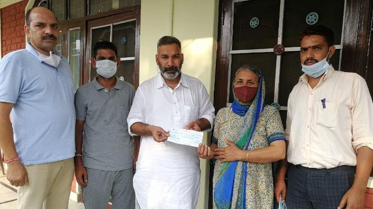 State BJP executive member KisState-BJP-executive-member-Kishore-Rana-presented-a-check-of-21000-for-the-treatment-of-Krish-Thakurhore Rana presented a check of 21000/- for the treatment of Krish Thakur