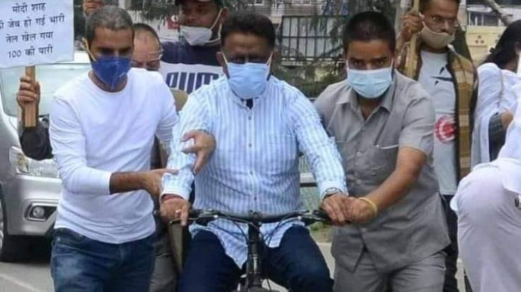 Helpless-Congress-state-president-gets-support-of-workers-even-on-cycle