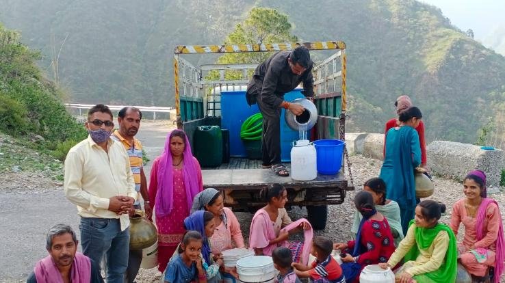 दाड़लाघाट :पेयजल की समस्या से जूझ रहे  पंचायत मांगल के ग्रामीण 