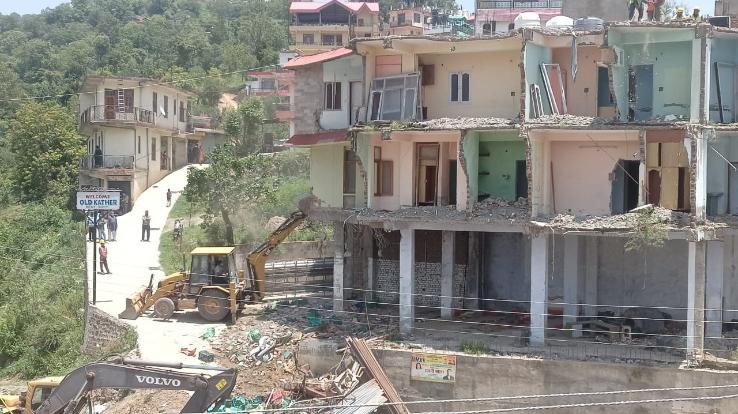 मुआवज़ा लेने के बाद भी नहीं खाली किये मकान, चला बुलडोज़र 