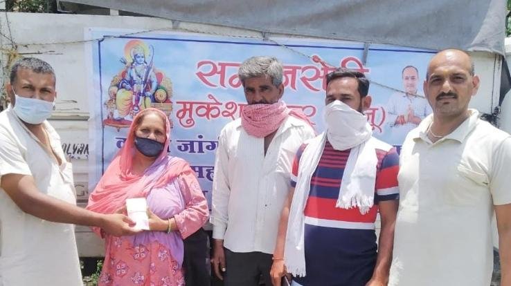 देहरा :मुकेश ठाकुर ने पशुशाला के लिए दी चार हज़ार की आर्थिक मदद 