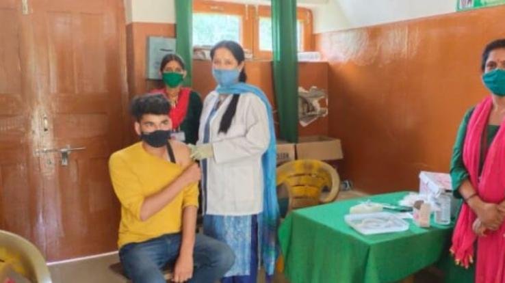 ज्वालामुखी: प्राथमिक स्वास्थ्य केन्द्र टिहरी में लगी कोरोना वैक्सीन