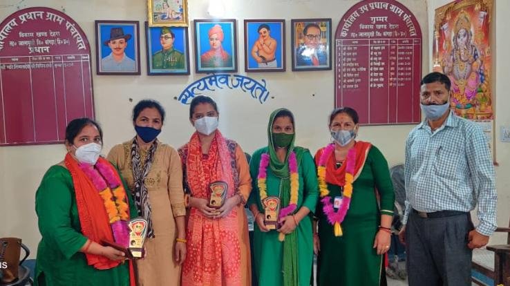ज्वालामुखी:गुम्मर पँचायत ने सम्मानित किए कोरोना योद्धा