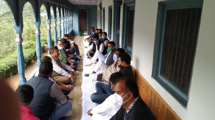 MLA Vikramaditya Singh and other Congress workers reached Kuldeep Singh Rathore's house