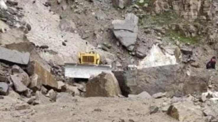  Granphu-Kaza highway closed again due to hill cracking, BRO engaged in restoring the highway june 18 2021 