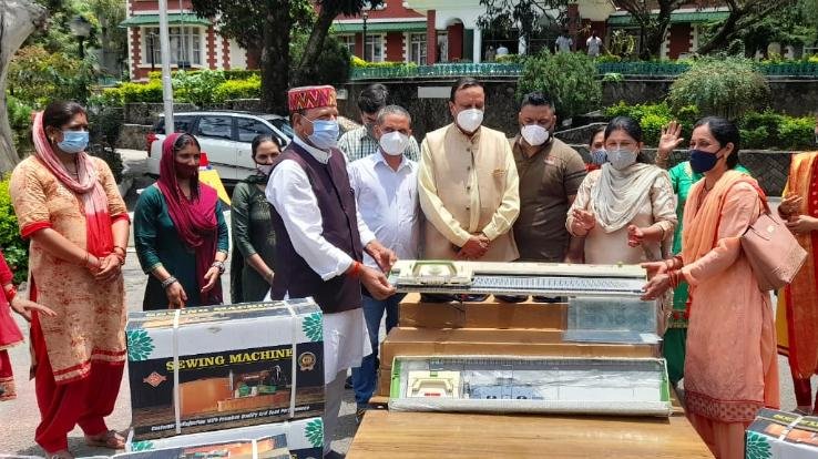 Knitting machine given to women on the death anniversary of freedom fighter Rani Laxmibai by BJP Mandal