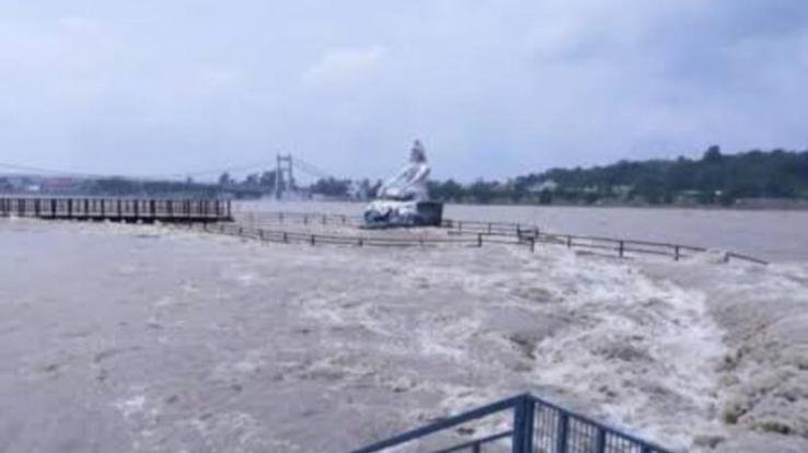 Uttarakhand: Water level of Ganga rises due to torrential rains, many ghats submerged in Rishikesh