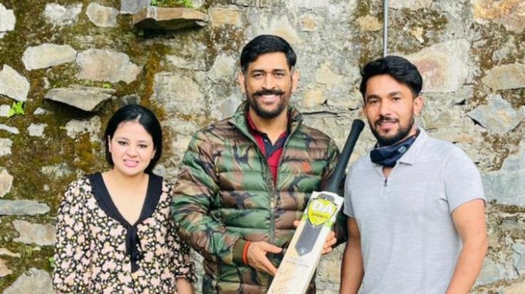 Dhoni-in-Shimla-along-with-his-family