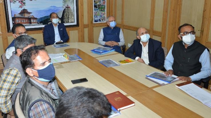 शिमला बाईपास फोरलेन परियोजना के प्रस्तावित संरेखण पर मुख्यमंत्री के समक्ष प्रस्तुति