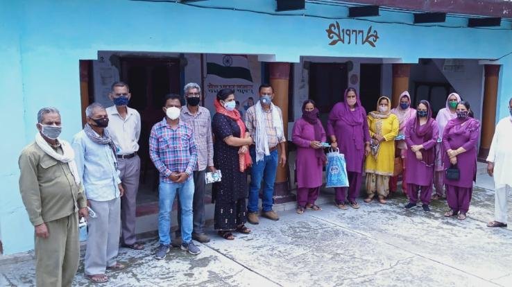 Social worker Manish Sharda's team honored Asha and Anganwadi workers by giving them corona kits