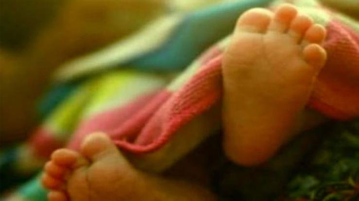 Mother threw the baby in a heap of dung after giving birth, the police saved the girl's life by becoming an angel